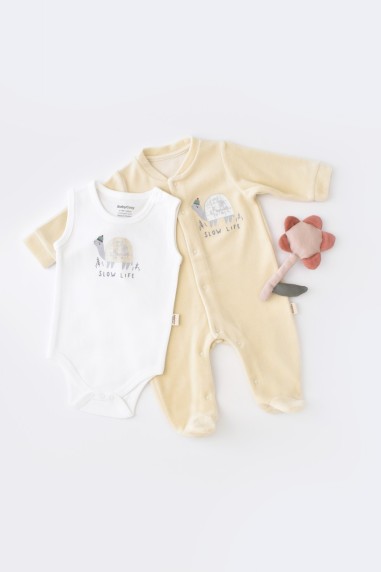 Set Broscuta cu salopeta si body din 80%bumbac organic si 20% poliester - Crem, BabyCosy (Marime: 3-6 Luni)