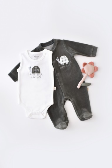 Set Broscuta cu salopeta si body din 80%bumbac organic si 20% poliester - Antracit, BabyCosy (Marime: 6-9 luni)