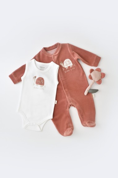 Set Broscuta cu salopeta si body din 80%bumbac organic si 20% poliester - Caramiziu, BabyCosy (Marime: 6-9 luni)