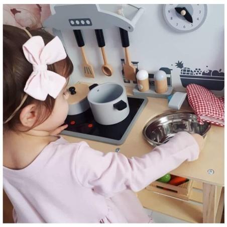 Joueco - Bucatarie lemn certificat FSC, Cu accesorii, Reglabila pe inaltime, 86x56 cm, 3 ani+, Multicolor Joueco - produs de cal